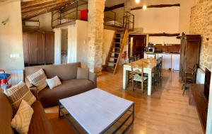 A seating area at Loft Apartamento Rural La Fresneda - Casa Vidal