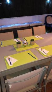 een tafel met gele servetten en keukengerei erop bij Ca Martina Sonora Golf in Maspalomas