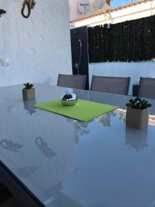 een tafel met daarop een groene servet bij Ca Martina Sonora Golf in Maspalomas