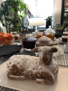 une statue d'un ours en peluche assis sur une table dans l'établissement Quai 17 Maison d'hôtes, à Strasbourg