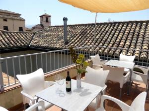 A balcony or terrace at Apartamentos Laurel Suites