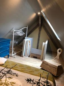a attic room with a bed and a chair at L Atypik à L ancienne forge in Muhlbach-sur-Munster