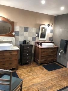 a bathroom with two sinks and a mirror at L Atypik à L ancienne forge in Muhlbach-sur-Munster