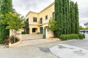 a large building with trees and a driveway at Cypress House & Studio, Walk to Healdsburg Plaza home in Healdsburg +26 photos