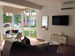 Televízia a/alebo spoločenská miestnosť v ubytovaní Esmeralda Apartment