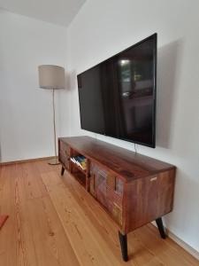 Telewizja i/lub zestaw kina domowego w obiekcie Living Apart Haslwanter Ferienwohnung