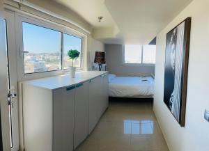 雅典WUKELA APARTMENTS的客房设有带床和窗户的厨房