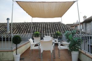 A balcony or terrace at Apartamentos Laurel Suites