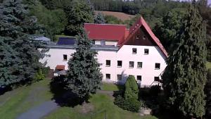 een luchtzicht op een wit huis met een rood dak bij Ferienwohnung Raabsteine in Bad Gottleuba