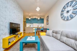 sala de estar con sofá y reloj en la pared en Apartman - Casa Emma- Zlatibor, en Zlatibor
