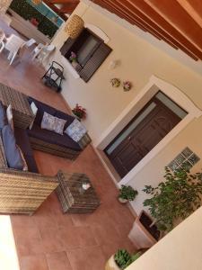 einen Blick über ein Wohnzimmer mit Sofa in der Unterkunft Climiti Holiday House in Solarino