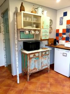 - une cuisine avec une ancienne armoire en bois dans l'établissement Pateo da Memória-Casa do Artesão, à Quinta do Anjo