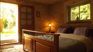 - une chambre avec un lit et une fenêtre dans l'établissement Gorenice Agroturystyka Pod Brzeziem, à Gorenice