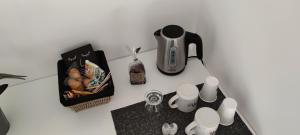 einen Tisch mit Kaffeekanne und Tassen darauf in der Unterkunft Chambre indépendante avec terrasse in Romille