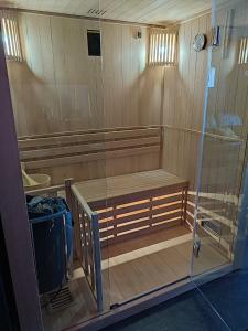 eine Sauna mit Glaswand in der Unterkunft AVEC TOI suite spa in Barlin