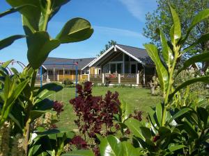 una casa con un jardín delante de ella en Kalmar 8, en Kägsdorf