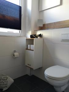 ハーフェルベルクにあるHavelberg Ferien Apartments HCRの白いトイレと窓のあるバスルーム +21枚の写真