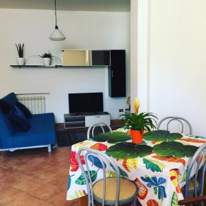 uma sala de estar com uma mesa com uma planta em Apartment in the center em Terrasini