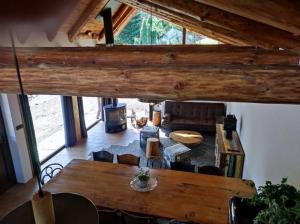 vista sul soffitto di un soggiorno con tavolo in legno di COOLna a Metylovice