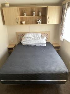 sypialnia z dużym łóżkiem w pokoju w obiekcie Cherry Tree 14, Lyons Robin Hood Park w mieście Rhyl