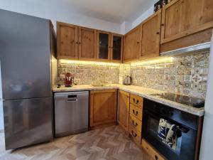 Kuchyň nebo kuchyňský kout v ubytování Pirin Golf Apartment HOME with private garden