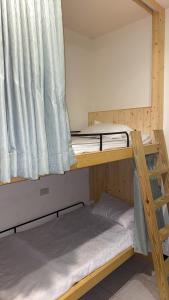 Postel nebo postele na pokoji v ubytování Kenting Heng-Chung Art Hostel