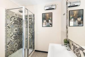 bagno con doccia e lavandino di Guest House Aurispa a Noto