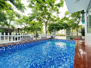 a swimming pool in the middle of a building at Ngoc Trai 01 Villa FLC Sam Son in Sầm Sơn