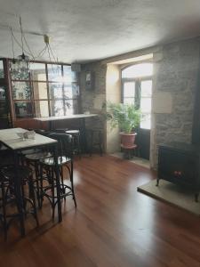 sala de estar con mesa, sillas y chimenea en Casa castro, en Cruces