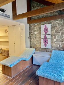 een kamer met 2 banken en een stenen muur bij Hotel Riberies & Spa by RdA Hotels in Llavorsí