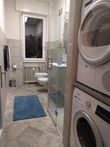 een badkamer met wasmachine en toilet bij Bellavista Lago Maggiore in Cerro Lago Maggiore