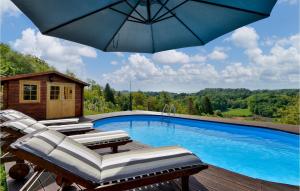 uma piscina com cadeiras e um guarda-sol em Lovely Home In Bobovec Rozganski With Outdoor Swimming Pool em Dubravica