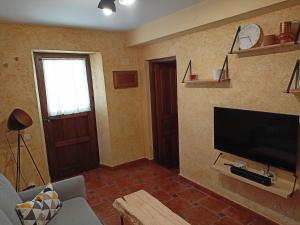 Televízia a/alebo spoločenská miestnosť v ubytovaní Casa Cofrades