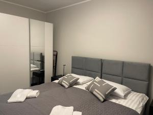 een slaapkamer met een groot bed met 2 kussens bij Apartament Elisabeth GREEN II in Pogórze