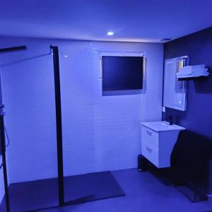 ein Bad mit einem Waschbecken und einem TV an der Wand in der Unterkunft AVEC TOI suite spa in Barlin