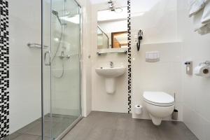 ein Badezimmer mit Toilette, Waschbecken und Dusche in der Unterkunft Kalinowe Pola Golf Village in Niesulice + 10 Fotos