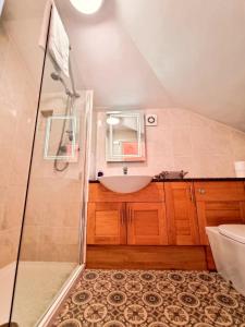 a bathroom with a sink, toilet and shower at Villa Rothsay Hotel in Cowes