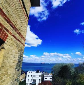 vistas al océano desde un edificio en Villa Rothsay Hotel, en Cowes