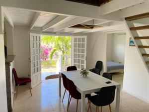 a dining room with a table and chairs at Villa spacieuse avec piscine privée - Le Vauclin in Le Vauclin
