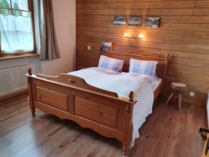 1 dormitorio con 1 cama grande de madera en una habitación en Chalet Valerie, en Grächen