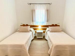 Postel nebo postele na pokoji v ubytování Campanitx Villas - Astbury Formentera