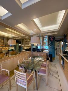 een eetkamer met een glazen tafel en stoelen bij OHH -Oporto Center- Luxury Apartment in Porto +20 foto's