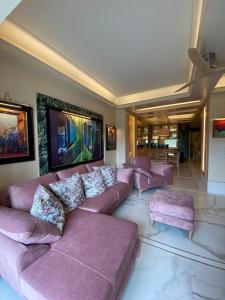 een woonkamer met een paarse bank en stoelen bij OHH -Oporto Center- Luxury Apartment in Porto