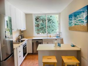 uma cozinha com armários brancos e uma janela em Villa BEACH&OCEAN em Son Serra de Marina