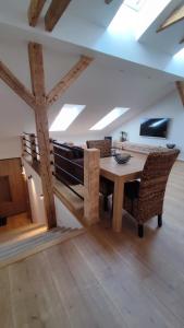 ein Esszimmer mit einem Holztisch und Stühlen in der Unterkunft LTM apartman in Spišská Nová Ves