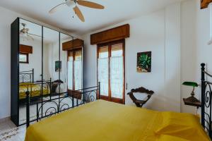 Кровать или кровати в номере Cuore di Ognina - Appartamenti vista mare