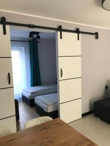 Postel nebo postele na pokoji v ubytování Apartamenty Chata u Rybaka