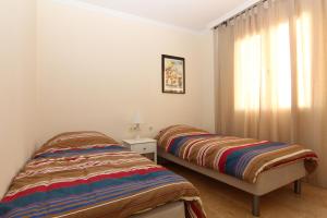 1 dormitorio con 2 camas y ventana en Luxe appartement Las Palmeras Calahonda, en Sitio de Calahonda