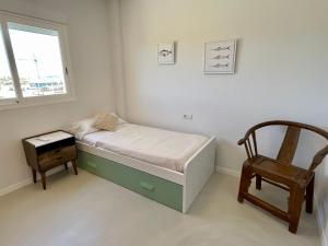 A bed or beds in a room at Beautiful apartment with pool near the beach