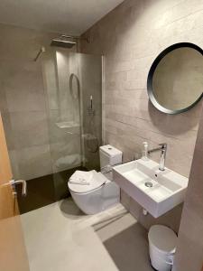 A bathroom at Beautiful apartment with pool near the beach